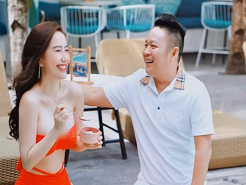 Trên trang cá nhân, Bảo Thy vừa khoe ảnh bên ông xã đại gia Phan Lĩnh. Nhanh chóng, sự chú ý của cư dân mạng đổ dồn vào vẻ ngoài gợi cảm của Bảo Thy.
