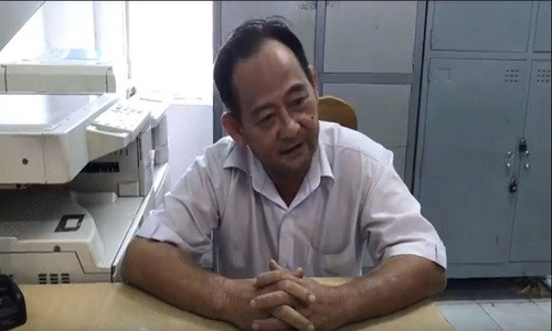 Tài xế taxi làm trò "ảo thuật" rút 5 triệu trên tay du khách Tai xe taxi lam tro