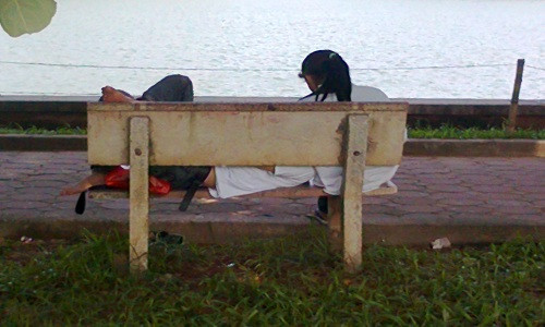 TPHCM: Vào công viên tâm sự, đôi tình nhân bị "lột" sạch tài sản TPHCM: Vao cong vien tam su, doi tinh nhan bi