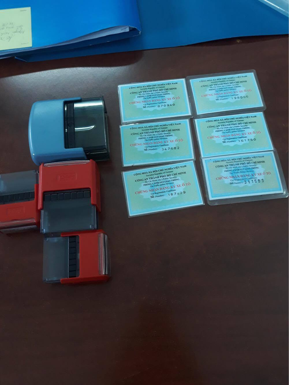 Thue 8 o to tu lai, mang di cam co 