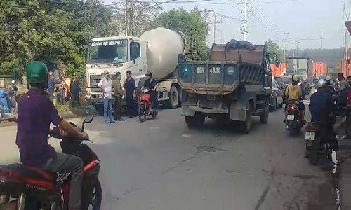 Xe bồn cán chết bé 6 tuổi, mẹ ôm xác con gào khóc Xe bon can chet be 6 tuoi, me om xac con gao khoc