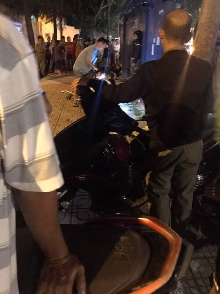 Hai hung phat hien nguoi dan ong treo co tai tram xe bus