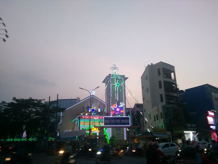 Theo ghi nhận của PV, tại khu xóm đạo ở xã Xuân Thới Sơn và xã Xuân Thới Thượng (huyện Hóc Môn) không khí Giáng sinh đang tràn ngập, những ngôi nhà thờ, hang động đá được trang hoàng lộng lẫy, rực rỡ màu sắc với hàng ngàn sợi dây đèn Led lung linh huyền ảo. 