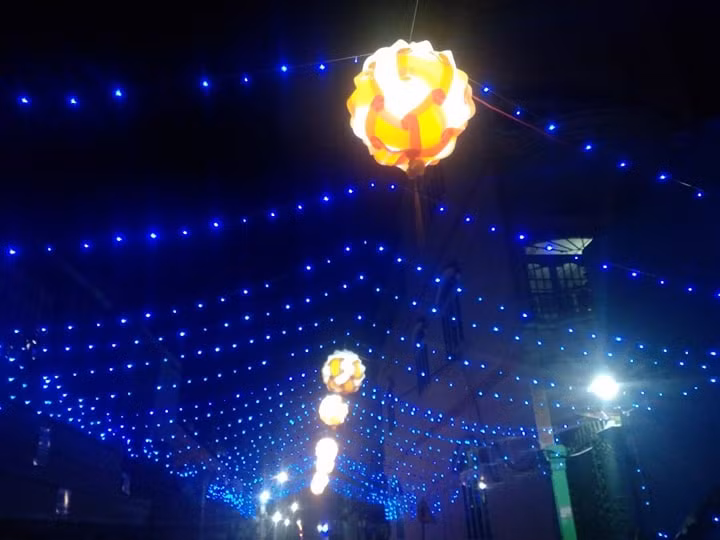 “Mỗi năm chỉ có một lần, nên người dân chúng tôi muốn tạo nên không khí lễ Giáng sinh thật trọn vẹn, để trang trí cho con đường trở nên lung linh và đẹp như thế này thì mọi người trong khu phố phải đóng tiền và cùng nhau trang hoàng”, anh Lê Văn Hà chia sẻ. 