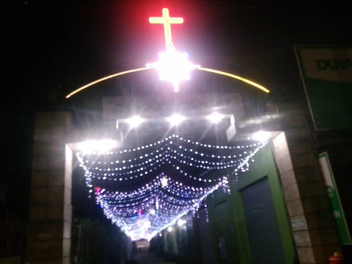 Các con phố như khoác lên mình một vẻ đẹp mới lộng lẫy hơn.