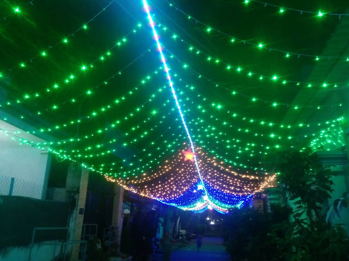 Các con phố được trang trí ánh đèn dài vun vút như những thảm lụa uyển chuyển rực rỡ. 