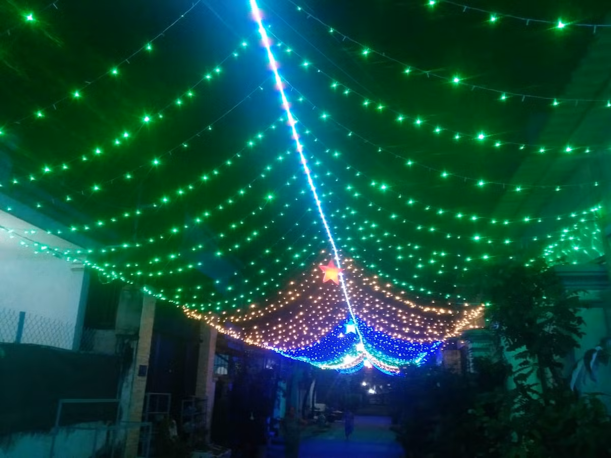 Các con phố được trang trí ánh đèn dài vun vút như những thảm lụa uyển chuyển rực rỡ. 