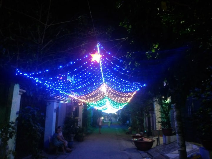 Giáng sinh về khiến cho mọi người nơi đây quên đi mệt mỏi, âu lo với công cuộc mưu sinh hàng ngày. Cuộc sống lặng lẽ dường như tan biến và bên cạnh đó là sự gắn kết giữa mọi người, với niềm vui hân hoan để đón chào lễ Giáng sinh.