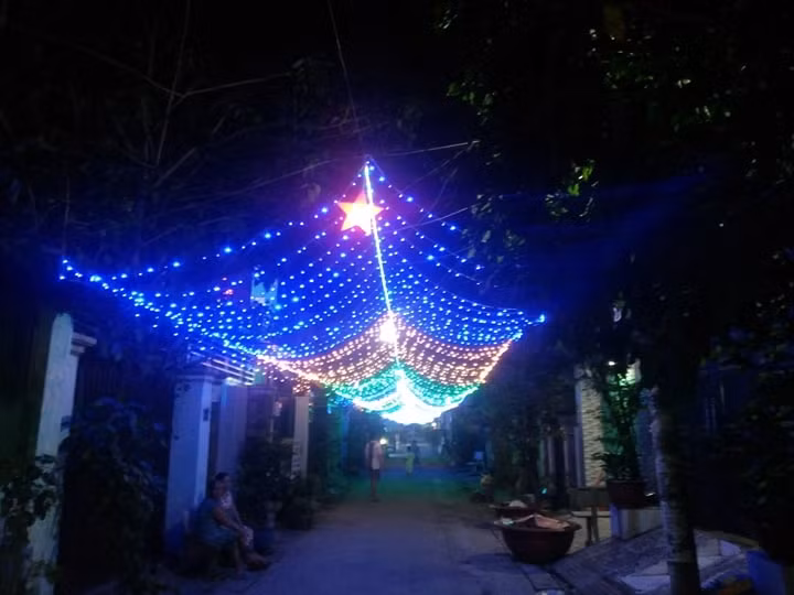 Giáng sinh về khiến cho mọi người nơi đây quên đi mệt mỏi, âu lo với công cuộc mưu sinh hàng ngày. Cuộc sống lặng lẽ dường như tan biến và bên cạnh đó là sự gắn kết giữa mọi người, với niềm vui hân hoan để đón chào lễ Giáng sinh.