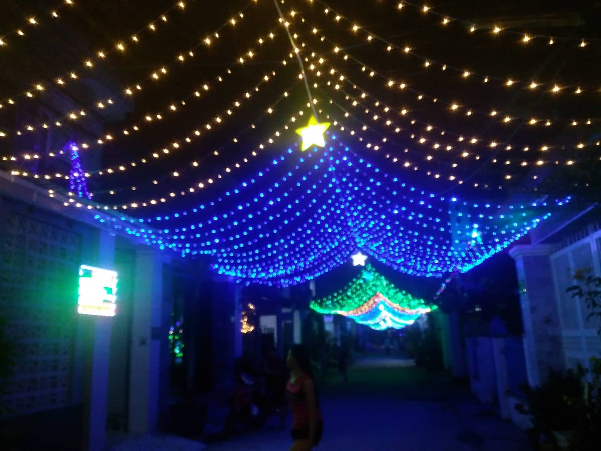 Những con phố lặng lẽ trở nên rực rỡ với đủ loại màu sắc khiến cho chúng ta cảm giác như đang lạc vào một thế giới mới, yên bình như trong cổ tích. 