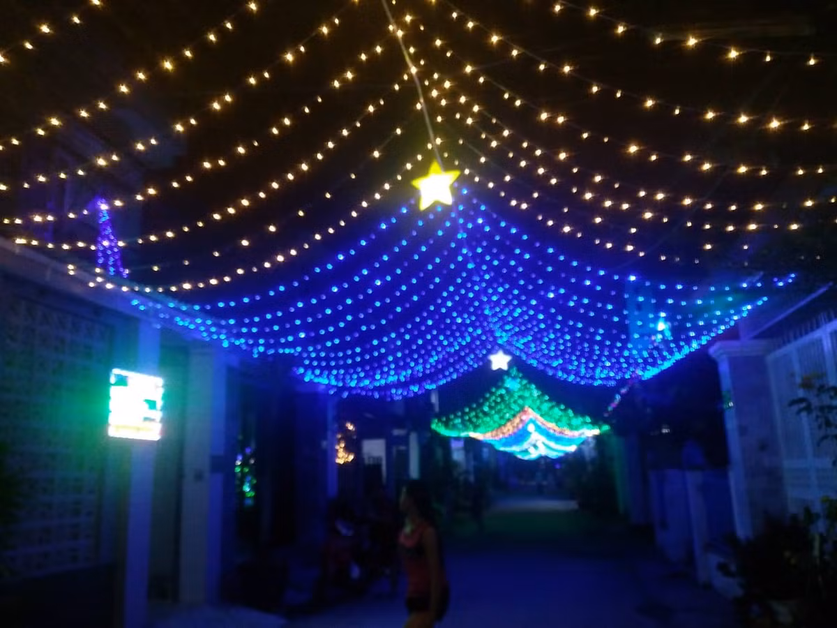 Những con phố lặng lẽ trở nên rực rỡ với đủ loại màu sắc khiến cho chúng ta cảm giác như đang lạc vào một thế giới mới, yên bình như trong cổ tích. 