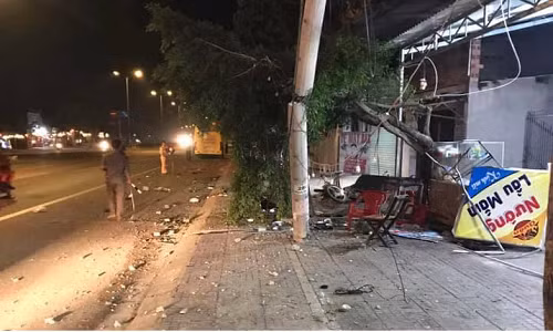 Ngồi nhậu trên vỉa hè, 2 người bị xe khách tông tử vong Ngoi nhau tren via he, 2 nguoi bi xe khach tong tu vong