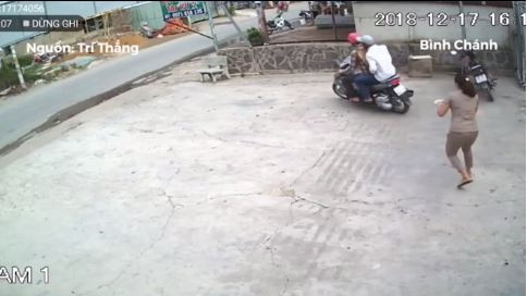 Hai thanh nien giat day chuyen nguoi phu nu bi bat vi...camera-Hinh-2