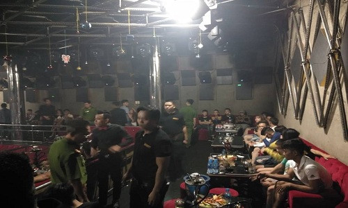 Bắt quả tang gần 80 nam nữ đang phê ma túy trong quán bar 162 Bat qua tang gan 80 nam nu dang phe ma tuy trong quan bar 162