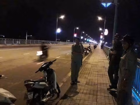 Sau tran chung ket AFF Cup, nguoi dan ong nhay cau Hoa An