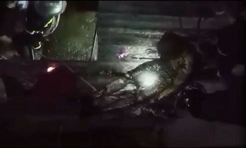 Cảnh sát đang giải cứu Thái. Ảnh: Kim Lượng.