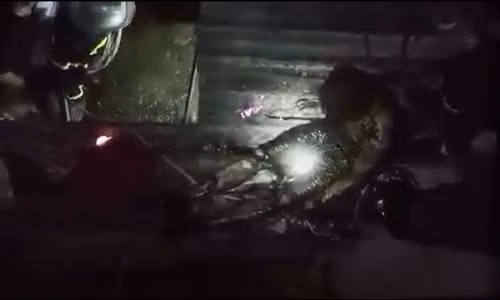 Cảnh sát đang giải cứu Thái. Ảnh: Kim Lượng.