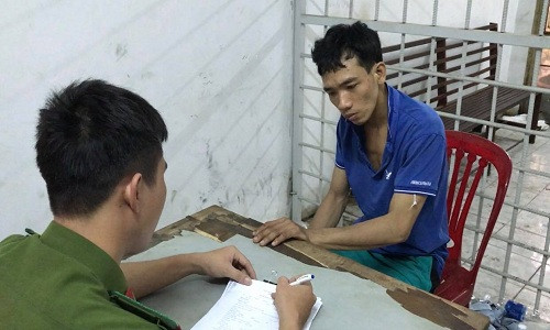 "Giải cứu" tên cướp bị mắc kẹt trong cống khi trốn chạy - Hình 2 Thái tại cơ quan công an. Ảnh: Kim Lượng.