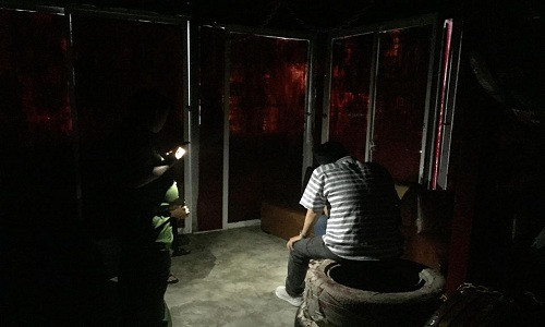 Bat qua tang hang chuc thanh nien quan he dong tinh trong tiem goi dau