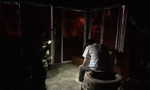 Bắt quả tang hàng chục thanh niên quan hệ đồng tính trong tiệm gội đầu Bat qua tang hang chuc thanh nien quan he dong tinh trong tiem goi dau