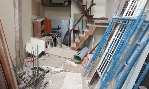 Rơi từ 2 tầng công trình, nam thanh niên bị sắt đâm xuyên người Roi tu 2 tang cong trinh, nam thanh nien bi sat dam xuyen nguoi