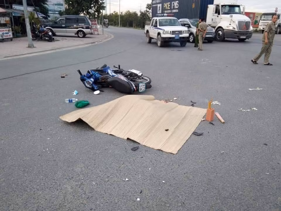 TP.HCM: Xe dau keo bat ngo danh lai can co gai tre tu vong