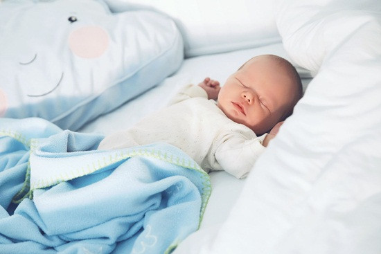 Khong de tre so sinh nam dieu hoa? 4 diem can luu y