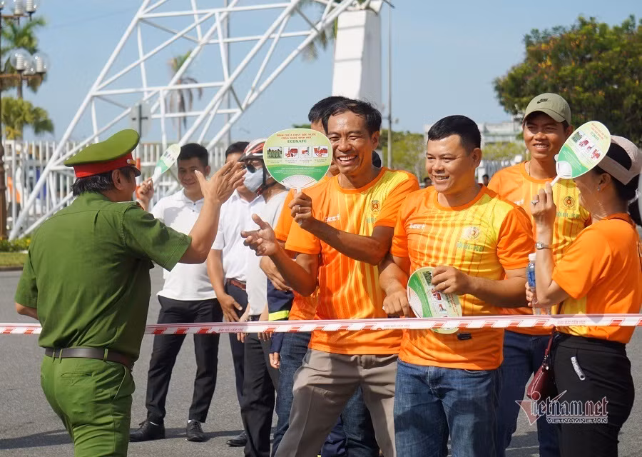 Phía bên ngoài cổ động viên ăn mừng khi đồng đội hoàn thành các bài. Vòng chung kết năm nay, đội TP.HCM giành giải nhất