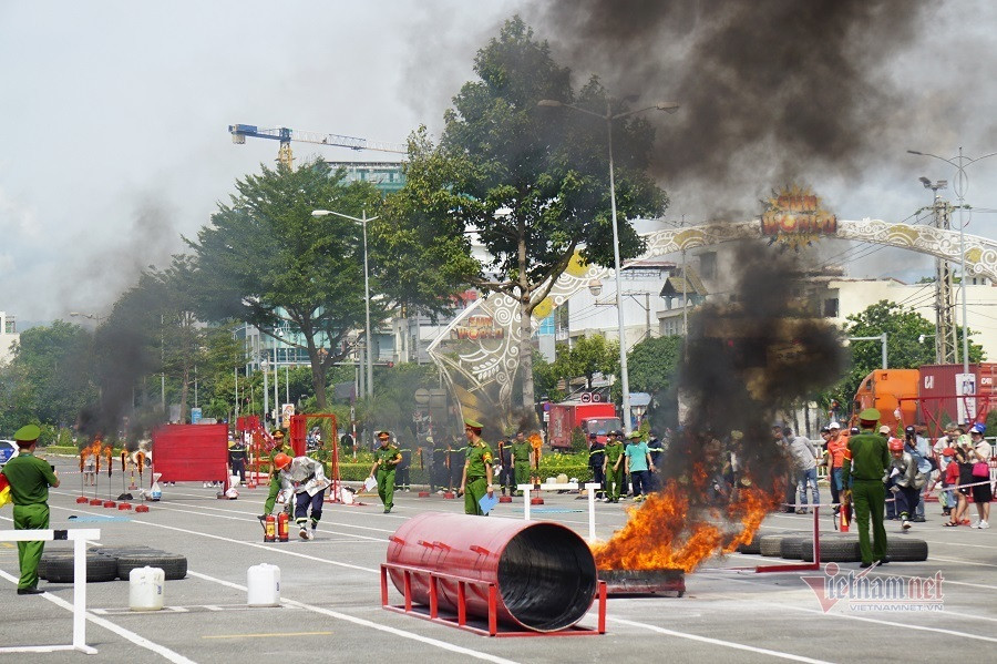 Sáng nay, các chiến sĩ Cảnh sát PCCC thi đấu 3 môn gồm chạy 100m vượt chướng ngại vật, cứu nạn, cứu hộ; chạy tiếp sức 4x100m cứu người và chữa cháy; đội hình máy bơm chữa cháy phun nước tiêu điểm.