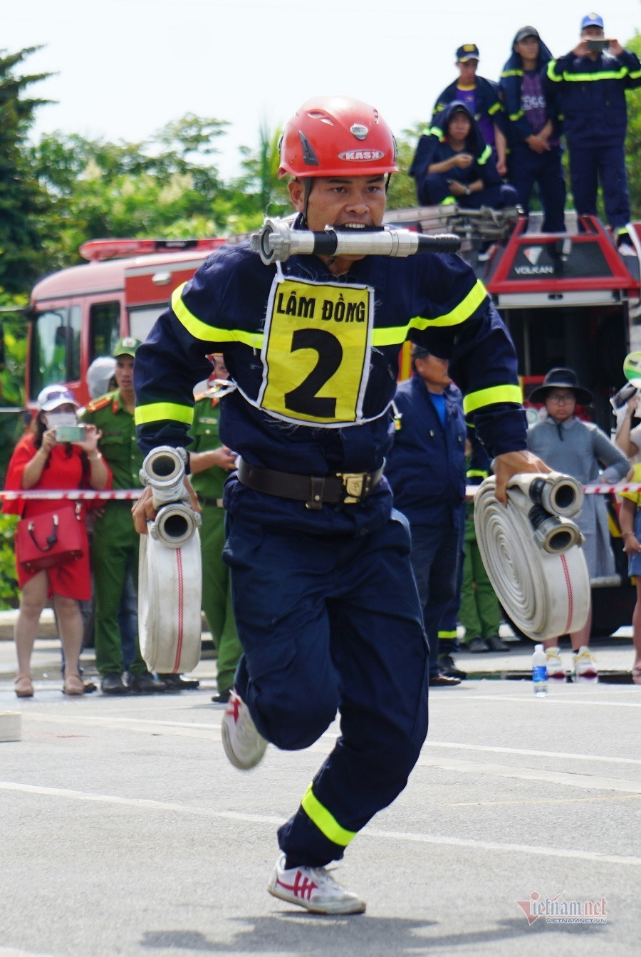 Ở phần thi cuối là máy bơm chữa cháy phun nước tiêu điểm. Tất cả phải chạy thật nhanh và triển khai một cách khẩn trương