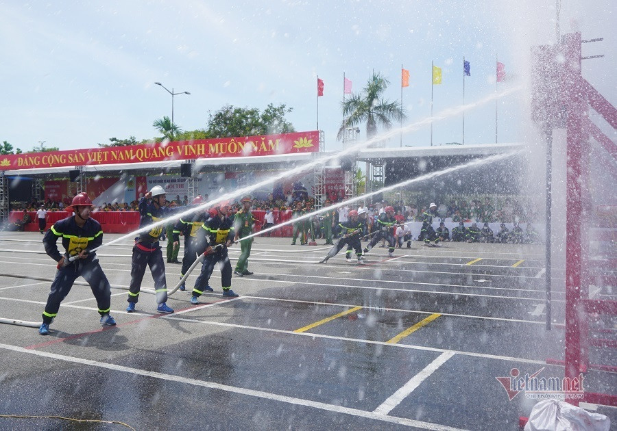 Ở phần thi cuối là máy bơm chữa cháy phun nước tiêu điểm. Tất cả phải chạy thật nhanh và triển khai một cách khẩn trương