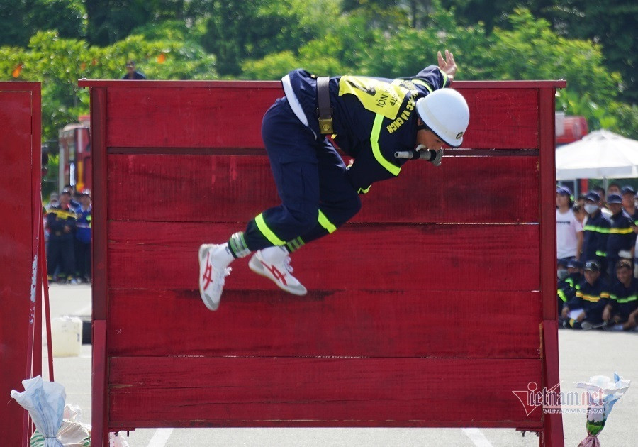 Bên cạnh đó, các đơn vị gặp gỡ, chia sẻ về nghiệp vụ với nhau. Từ đó, sử dụng thuần thục hơn các phương tiện, trang thiết bị để tiếp cận và dập lửa nhanh, hiệu quả, giảm thiệt hại của đám cháy gây ra.