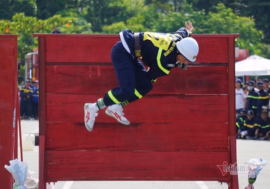 Bên cạnh đó, các đơn vị gặp gỡ, chia sẻ về nghiệp vụ với nhau. Từ đó, sử dụng thuần thục hơn các phương tiện, trang thiết bị để tiếp cận và dập lửa nhanh, hiệu quả, giảm thiệt hại của đám cháy gây ra.