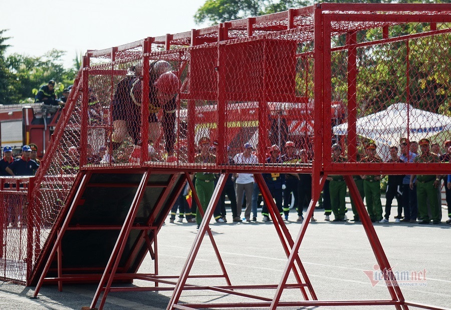 Phần thi chạy 100 m vượt chướng ngại vật, cứu nạn, cứu hộ. Ở phần thi này đội TP.HCM dẫn đầu với thời gian hơn 28 giây