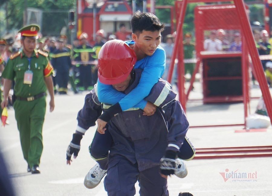 Trong phần thi này có đoạn vừa chạy vừa cõng người bị nạn đến nơi an toàn, cần các chiến sĩ trong đội phối hợp ăn ý với nhau để thực hiện bài thi nhanh nhất