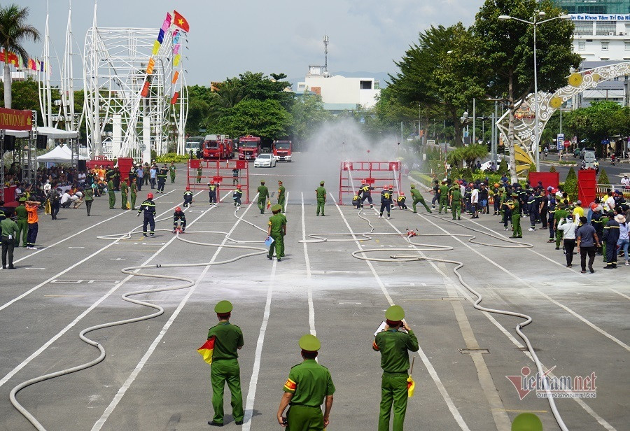 Vòng chung kết hội thi thể thao nghiệp vụ chữa cháy và cứu nạn, cứu hộ năm 2020 diễn ra sáng nay.