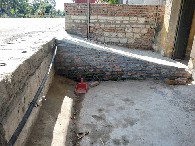 Theo phản ánh của bà Nguyễn Thị Dinh (thôn Tràng, xã Tam Đa, huyện Vĩnh Bảo, Hải Phòng) nền căn nhà của gia đình bà trước kia vốn cao hơn mặt đường khá nhiều. Thế nhưng, sau khi tuyến đường từ ngã ba Đoàn Lập qua cầu Đăng đến Quốc lộ 37 được cải tạo, nâng cấp thì mặt đường đã ở ngang cửa sổ của căn nhà. Cũng do quá trình thi công, những bức tường của căn nhà xuất hiện nhiều vết nứt lớn, ngồi trong nhà thấy cả mảng trời. 