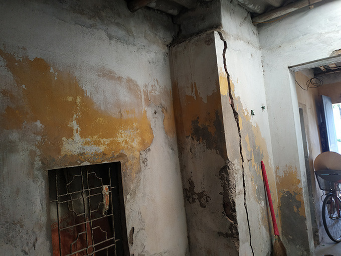 Thế nhưng, khi hết thời gian hỗ trợ, gia đình bà không đủ kinh phí để tự thuê nhà nên đành trở lại sống ở căn nhà cũ đang lún nứt nghiêm trọng. Sau khi về ở được ít thời gian, chính quyền địa phương tiếp tục hỗ trợ gia đình nhà bà Dinh 3 tháng tiếp theo và hứa sẽ có biện pháp khác phục hậu quả cho gia đình nhà bà. 