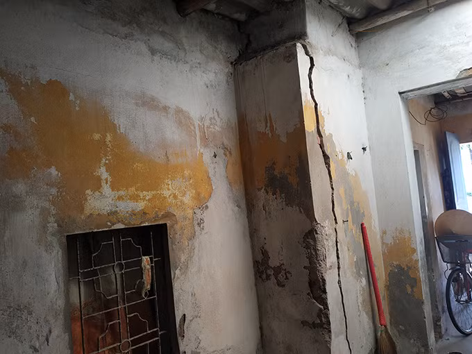 Thế nhưng, khi hết thời gian hỗ trợ, gia đình bà không đủ kinh phí để tự thuê nhà nên đành trở lại sống ở căn nhà cũ đang lún nứt nghiêm trọng. Sau khi về ở được ít thời gian, chính quyền địa phương tiếp tục hỗ trợ gia đình nhà bà Dinh 3 tháng tiếp theo và hứa sẽ có biện pháp khác phục hậu quả cho gia đình nhà bà. 