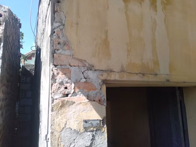 Quá trình thi công dự án lại gây ảnh hưởng đến nhiều công trình, nhà ở của các hộ dân ven đường. Đã gần nửa năm từ khi dự án hoàn thành, chủ đầu tư vẫn "phớt lờ" trách nhiệm với những thiệt hại của người dân. 