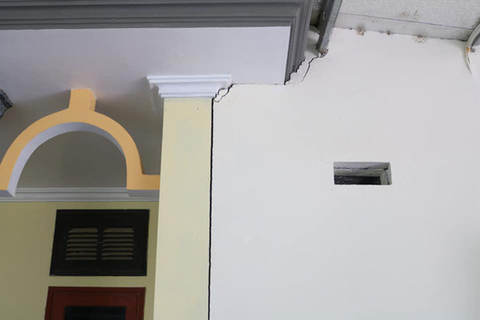 Cách nhà bà Dinh không xa, căn nhà 2 tầng của gia đình bà Nguyễn Thị Trâm được xây dựng từ năm 2010 cũng bị thấm dột do nứt tường trong quá trình thi công tuyến đường. Bà Trâm cho biết: "Khi đường làm xong, có một đội đến kiểm tra, chụp ảnh, ghi nhận hư hại của ngôi nhà nhưng đến giờ chúng tôi ở đây vẫn chưa nhận được khoản bồi thường nào cả. Chúng tôi là nông dân, làm một nắng hai sương, giờ nhà hỏng hóc thế này mà không bồi thường gì cả thì cũng thiệt thòi cho bà con". 