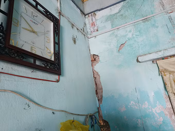 Hiện tượng lún, nứt tường do quá trình thi công tuyến đường từ ngã ba Đoàn Lập qua cầu Đăng đến QL 37 đã được gia đình bà Dinh đã phản ánh lên chính quyền địa phương. Sau đó, gia đình bà Dinh được hỗ trợ 6 tháng tiền thuê nhà tạm lánh nhằm đảm bảo an toàn tài sản, tính mạng các thành viên trong gia đình.