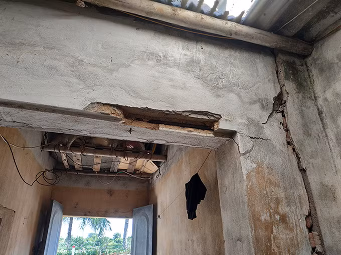 Đối với những hộ nằm gần mặt đường quốc lộ, nơi có lưu lượng xe qua lại nhiều, gây rung lắc ảnh hưởng tới kết cấu công trình nhà ở, vừa qua, chính quyền xã cũng đã báo cáo UBND huyện để đôn đốc chủ đầu tư thực hiện việc kiểm tra, giám định số hộ ảnh hưởng sau thi công, lên phương án đền bù, hỗ trợ nhằm đảm bảo quyền lợi cho các hộ. 