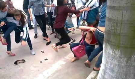 Lòng ghen ghét xuất phát từ ý nghĩ muốn phủ nhận kẻ khác, hạ thấp vị thế của người khác. Học sinh nữ, nhất là bậc THCS và THPT đã và đang trải qua thời kỳ dậy thì - là giai đoạn có nhiều biến động về tâm sinh lý, nhất là nhu cầu mong muốn thể hiện mình và muốn mình là tâm điểm của mọi sự chú ý. Vì vậy, để ngăn tình trạng bạo lực trong học đường thì vai trò của nhà trường và gia đình rất quan trọng. Cần nắm bắt tâm lý con cái, học sinh để điều chỉnh ngay khi có những biểu hiện bất thường, nổi loạn. Xem thêm video: Bị bạn học đánh, 2 nữ sinh nhập viện. Nguồn: VTC 9.