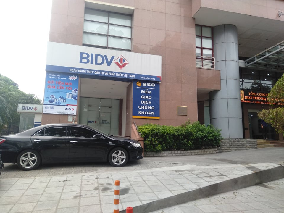 Nhân chứng có mặt tại hiện trường cho biết, thời điểm xảy ra vụ việc, họ nhìn thấy hai tên cướp bịt mặt chạy ra từ ngân hàng. Phía trước có hai đối tượng khác cảnh giới. Các đối tượng nhanh chóng tẩu thoát trong tiếng tri hô của người dân.