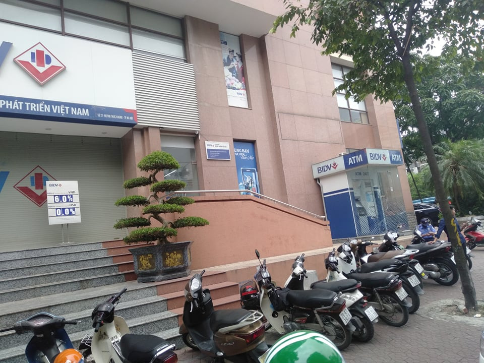 Xác nhận với PV, cán bộ điều tra công an quận Đống Đa cho biết, hiện Công an đang tích cực, truy bắt các đối tượng đột nhập cướp ngân hàng sáng nay. 