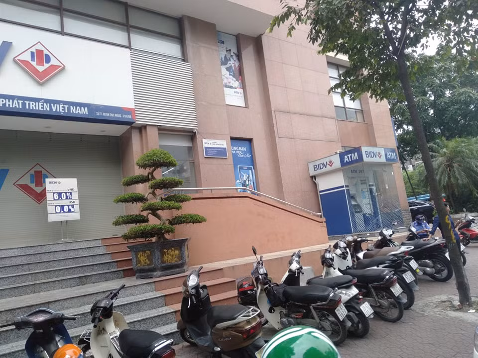 Xác nhận với PV, cán bộ điều tra công an quận Đống Đa cho biết, hiện Công an đang tích cực, truy bắt các đối tượng đột nhập cướp ngân hàng sáng nay. 