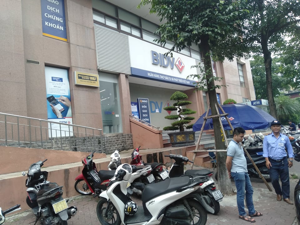 Cũng theo nhân chứng, vụ việc đã khiến khách hàng đến giao dịch tại đây hoảng loạn. Một nhân chứng có mặt tại hiện trưởng kể: "Một khách sau khi ra khỏi ngân hàng đã kể lại cướp bịt mặt mang theo súng đe dọa nhân viên và khách chỉ cần bò sẽ bắn chết nên ai nấy đều sợ hãi".