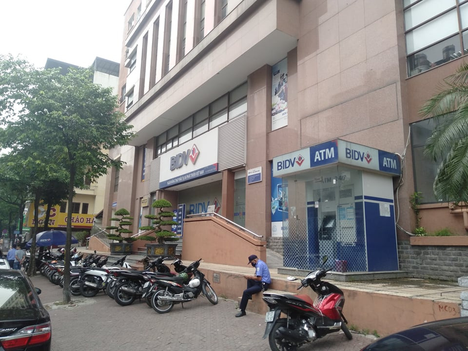 Hiện nay, BIDV Ngọc Khánh và Công an đang phối hợp chặt chẽ để truy tìm đối tượng phạm tội. Hiện các hoạt động tại BIDV Chi nhánh Ngọc Khánh tiếp tục diễn ra bình thường. 