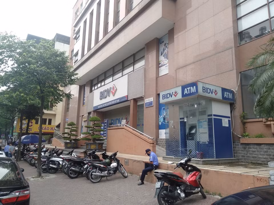 Hiện nay, BIDV Ngọc Khánh và Công an đang phối hợp chặt chẽ để truy tìm đối tượng phạm tội. Hiện các hoạt động tại BIDV Chi nhánh Ngọc Khánh tiếp tục diễn ra bình thường. 